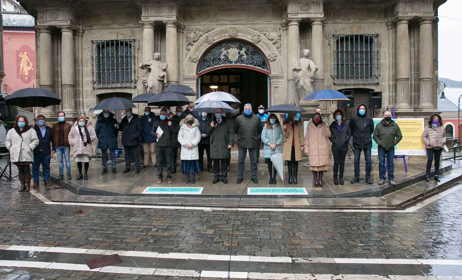 La Corporación de Pamplona se concentra ante la Casa Consistorial para