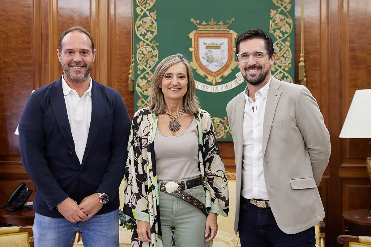 La alcaldesa de Pamplona se reúne con el presidente de la Federación