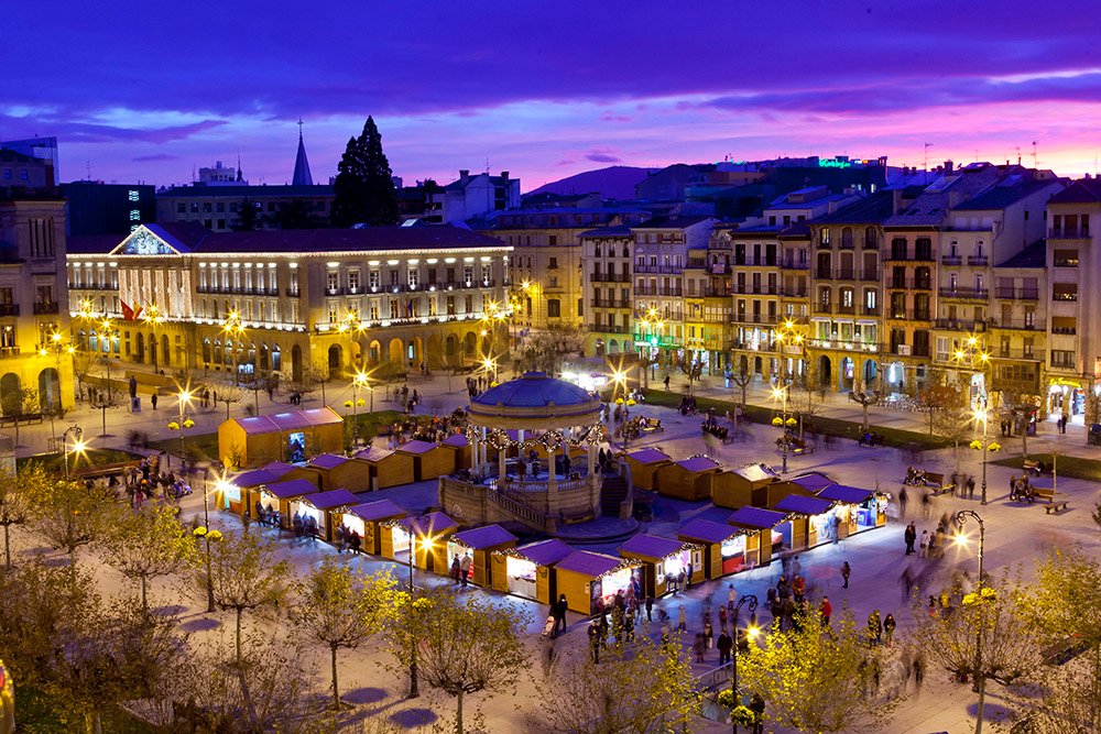 La Feria de Navidad de la Plaza del Castillo ofrece desde esta tarde 27 casetas de venta de productos artesanos y dos espacios destinados a comercio justo y cooperación