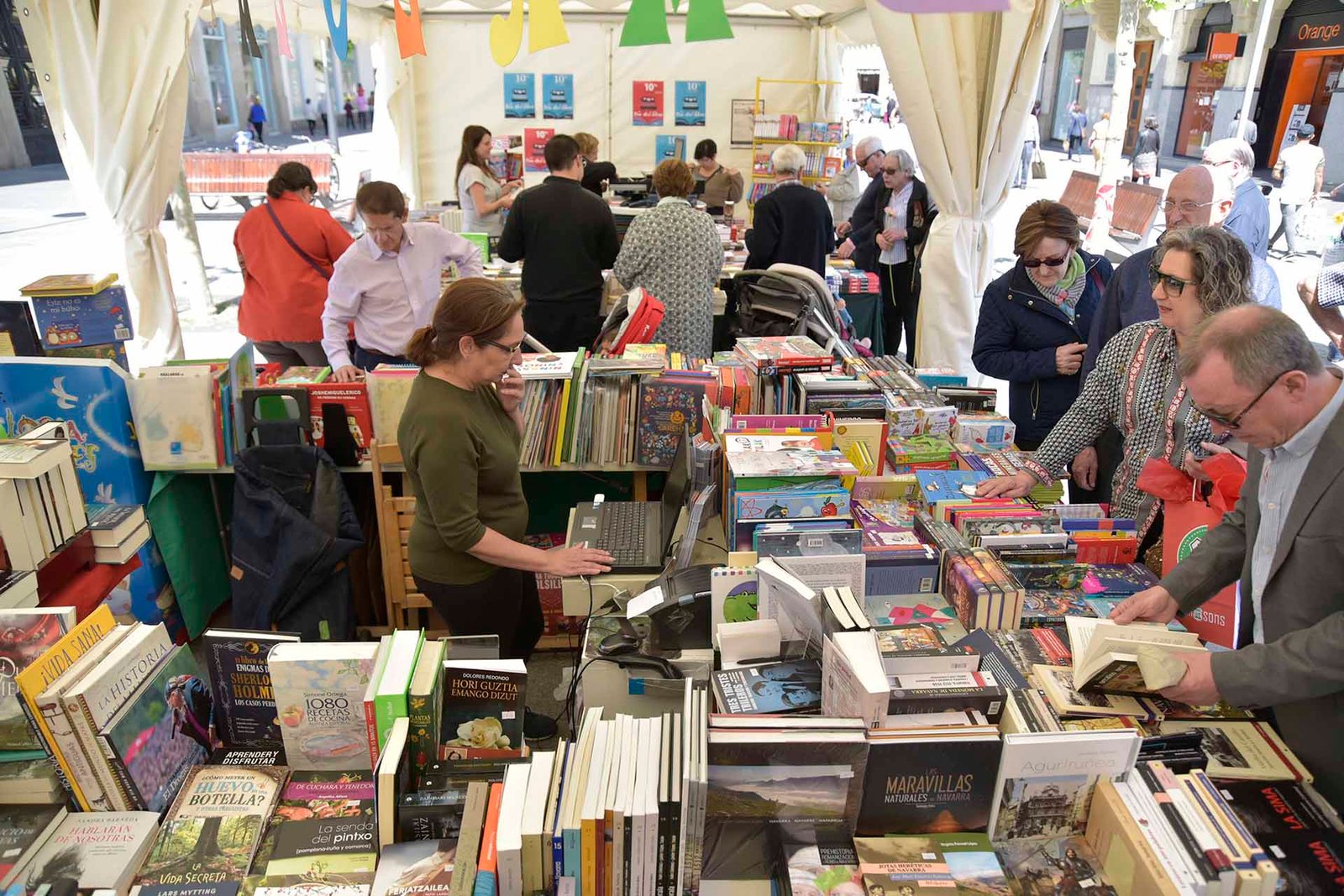 El Ayuntamiento de Pamplona y la Asociación de libreros Diego de Haro vuelven a organizar este 23 de abril el Día del Libro y de la Flor