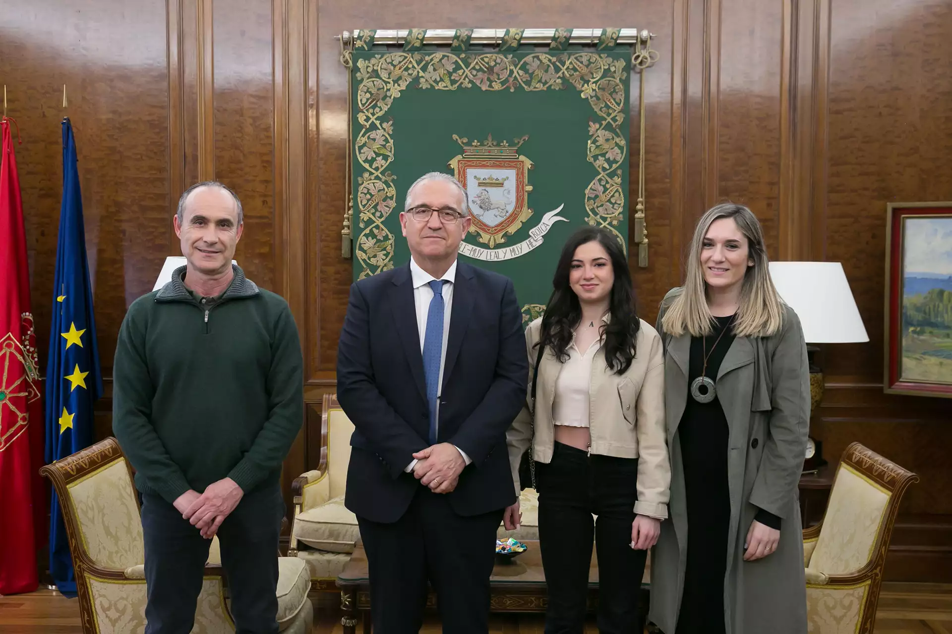 El alcalde de Pamplona felicita a la patinadora Amaia Bernal tras ser la primera patinadora artística en hielo navarra en clasificarse para la máxima categoría