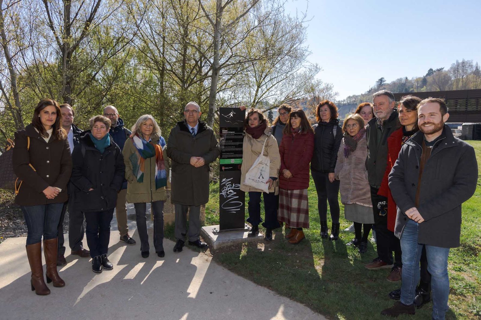 Un tótem en el camino de acceso a las pasarelas del río Arga, junto al Molino de Caparroso, recuerda la figura de la funambulista pamplonesa Remigia Echarren Aranguren