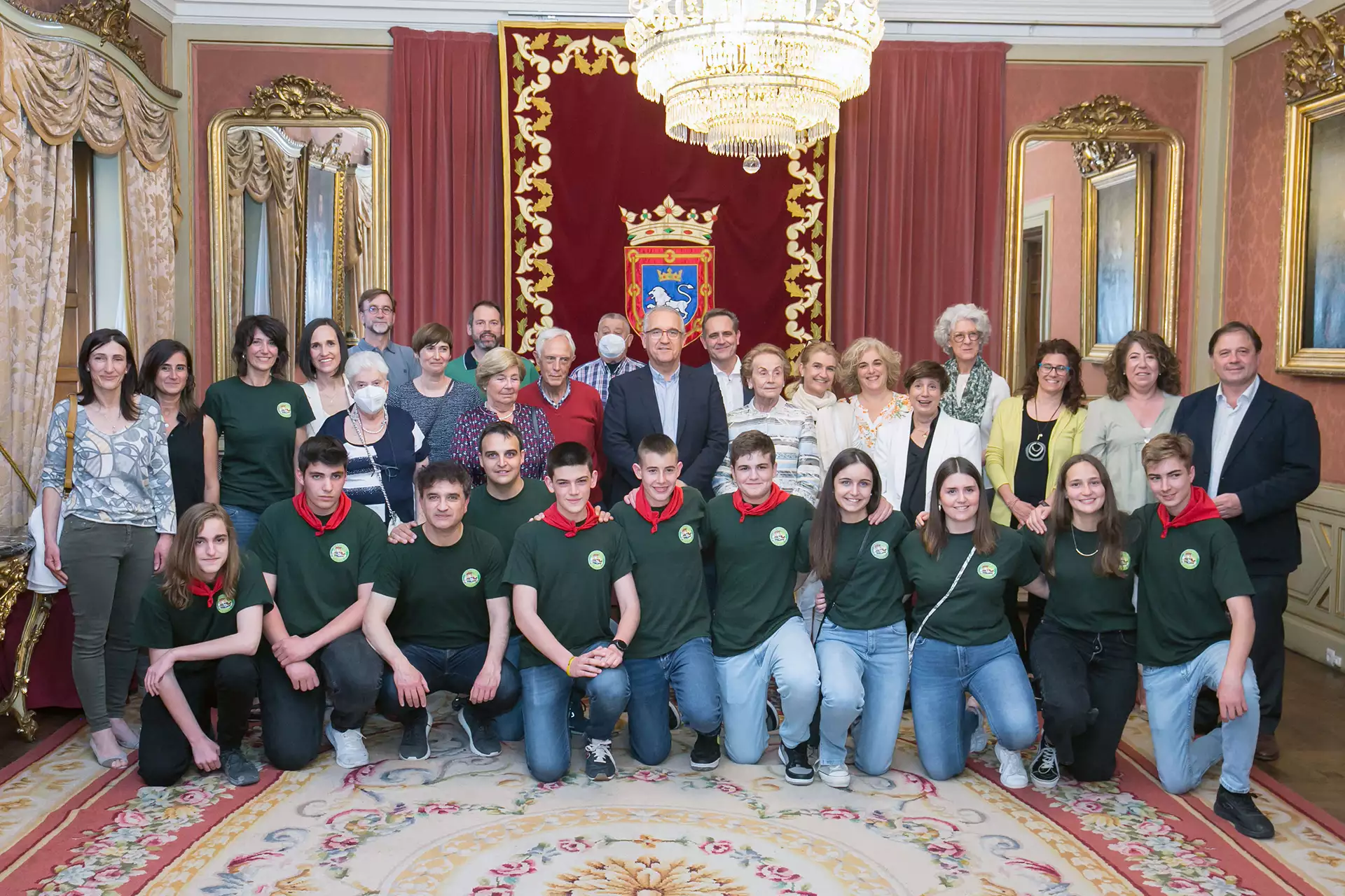 El Ayuntamiento de Pamplona reconoce a los jóvenes integrantes del equipo Legotronic Beavers, vencedor mundial de la First Lego League