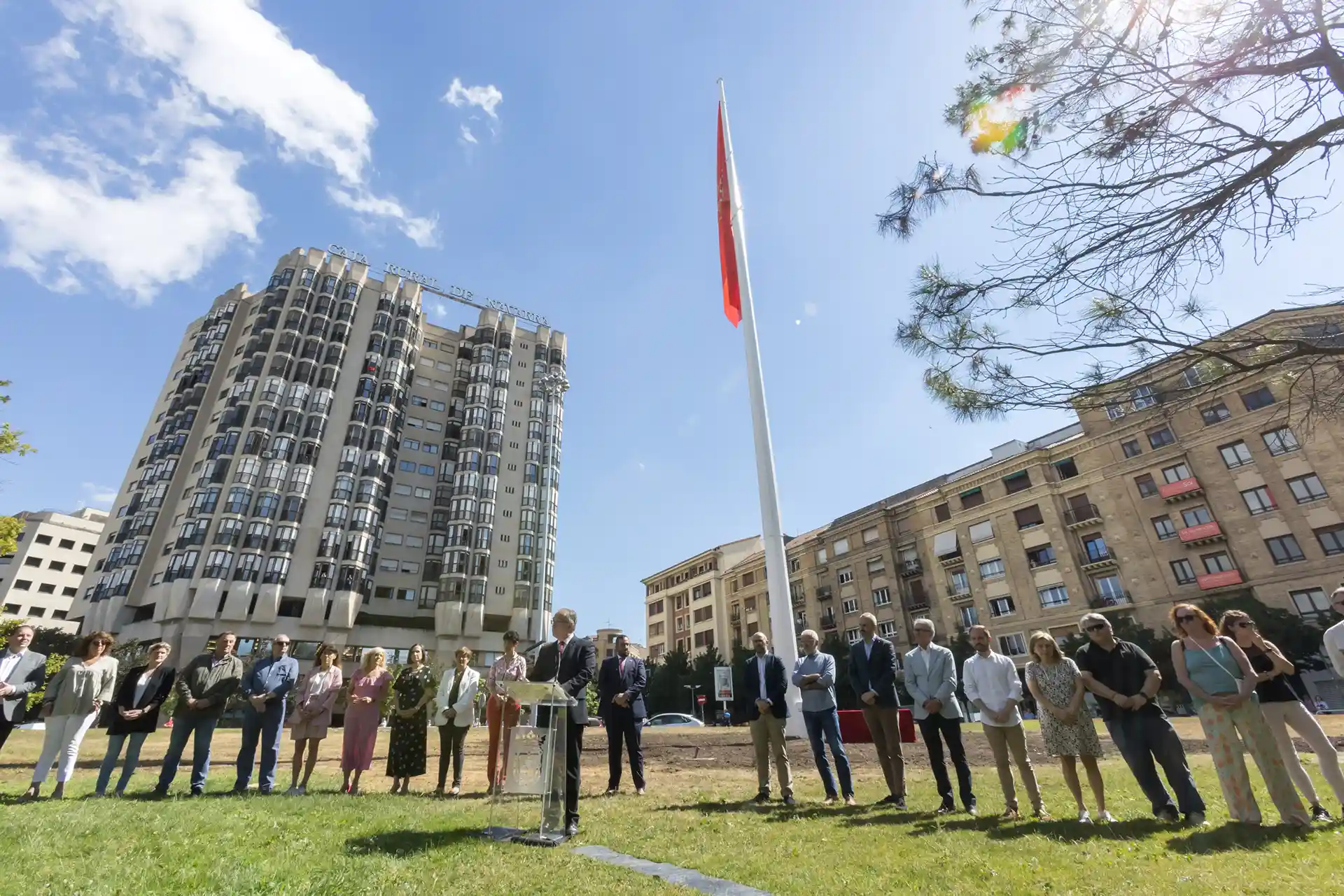 El Ayuntamiento de Pamplona reclamará la reposición de la bandera de la plaza de las Fueros por defecto en su fabricación tras aparecer esta mañana en el suelo