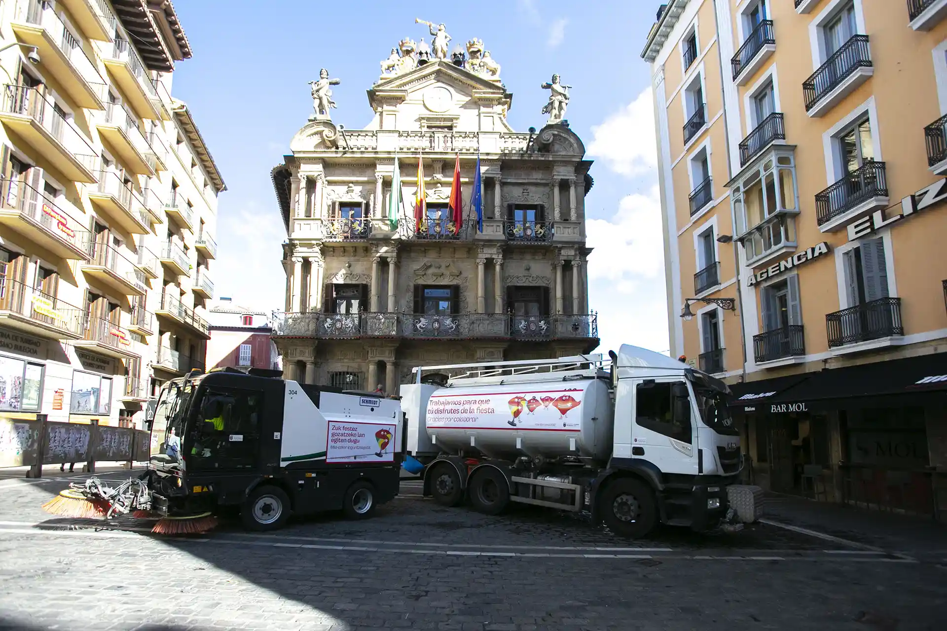 El Ayuntamiento de Pamplona duplica el personal del servicio de limpieza para los Sanfermines e insiste, a través de una campaña, en el respeto a quienes trabajan en fiestas