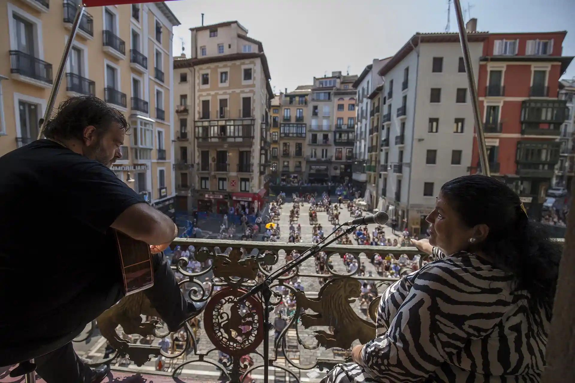 Los balcones de la Casa Consistorial se abren a la música flamenca de jueves a domingo con las actuaciones de José Mercé, María José Llergo, Juan Villar y Juana la del Pipa