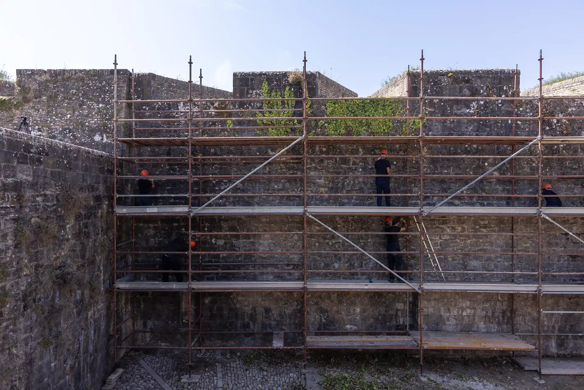 Alumnado de la escuela taller municipal de Almacenamiento, gestión de residuos y piedra natural restaura estos días patios de casamata de dos baluartes de la Ciudadela