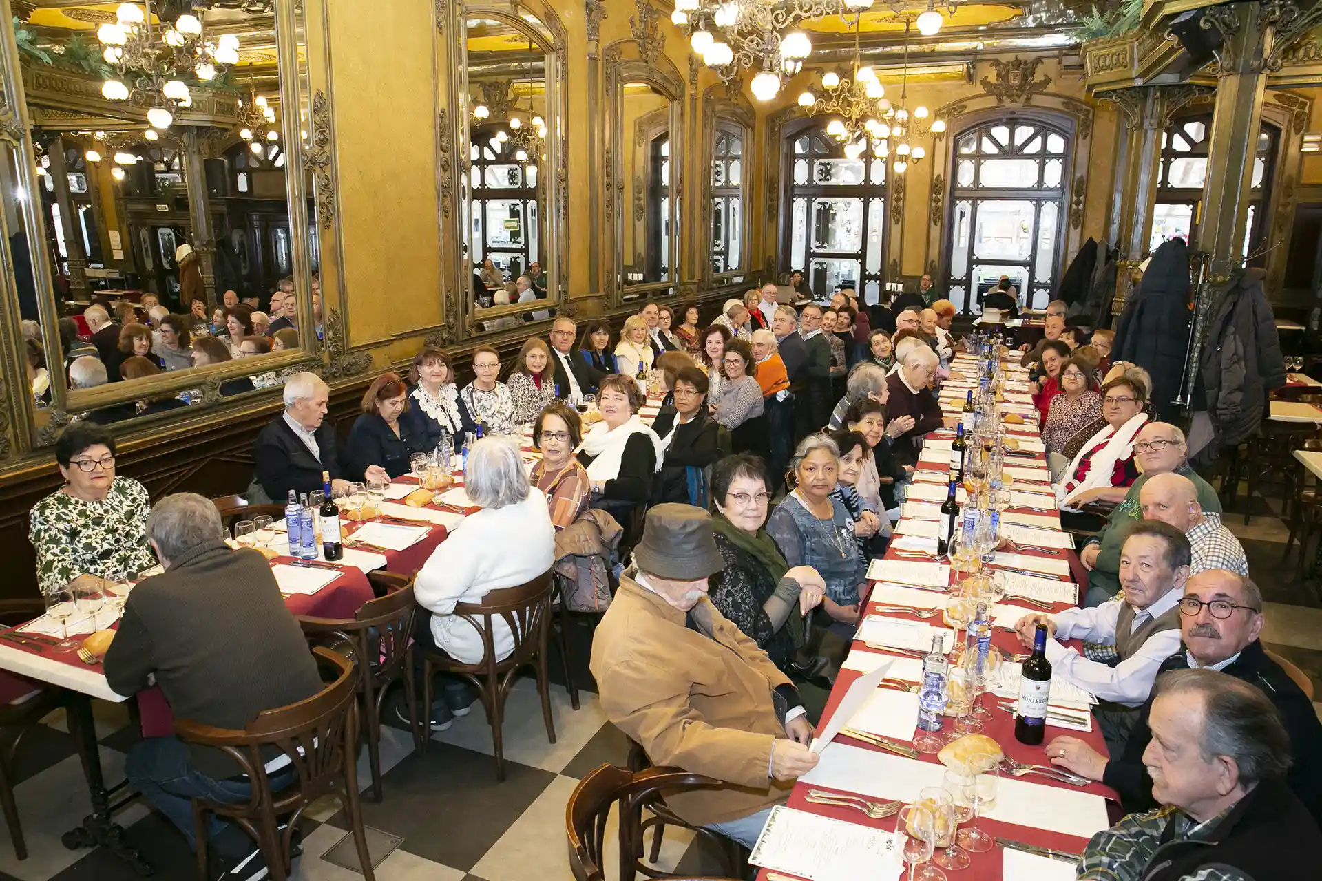 El Ayuntamiento celebra la Navidad este 20 de diciembre con residentes en apartamentos municipales: personas de 65 años o más, con autonomía y dificultades de vivienda