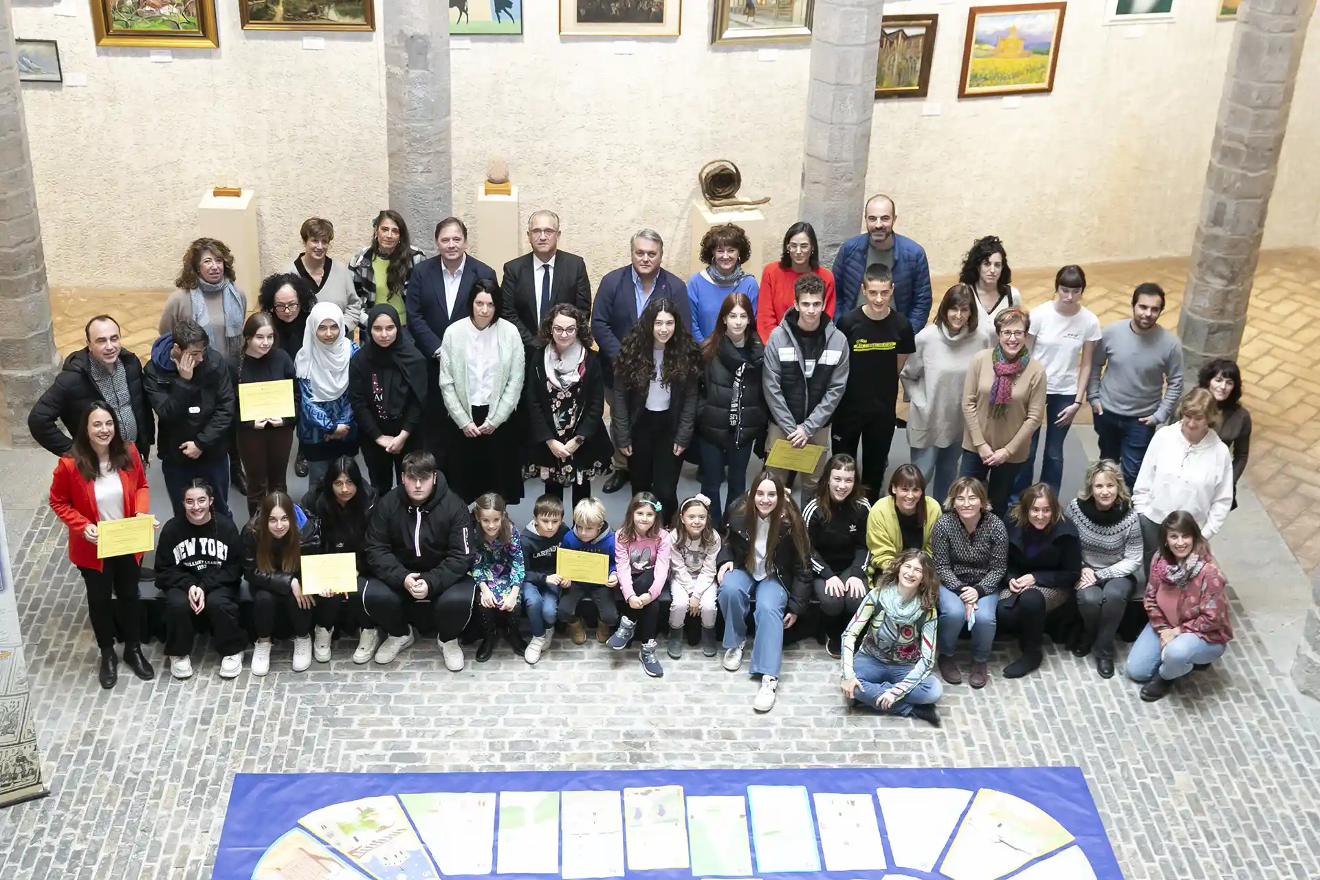 El Ayuntamiento de Pamplona entrega los premios de dos certámenes para escolares de la ciudad