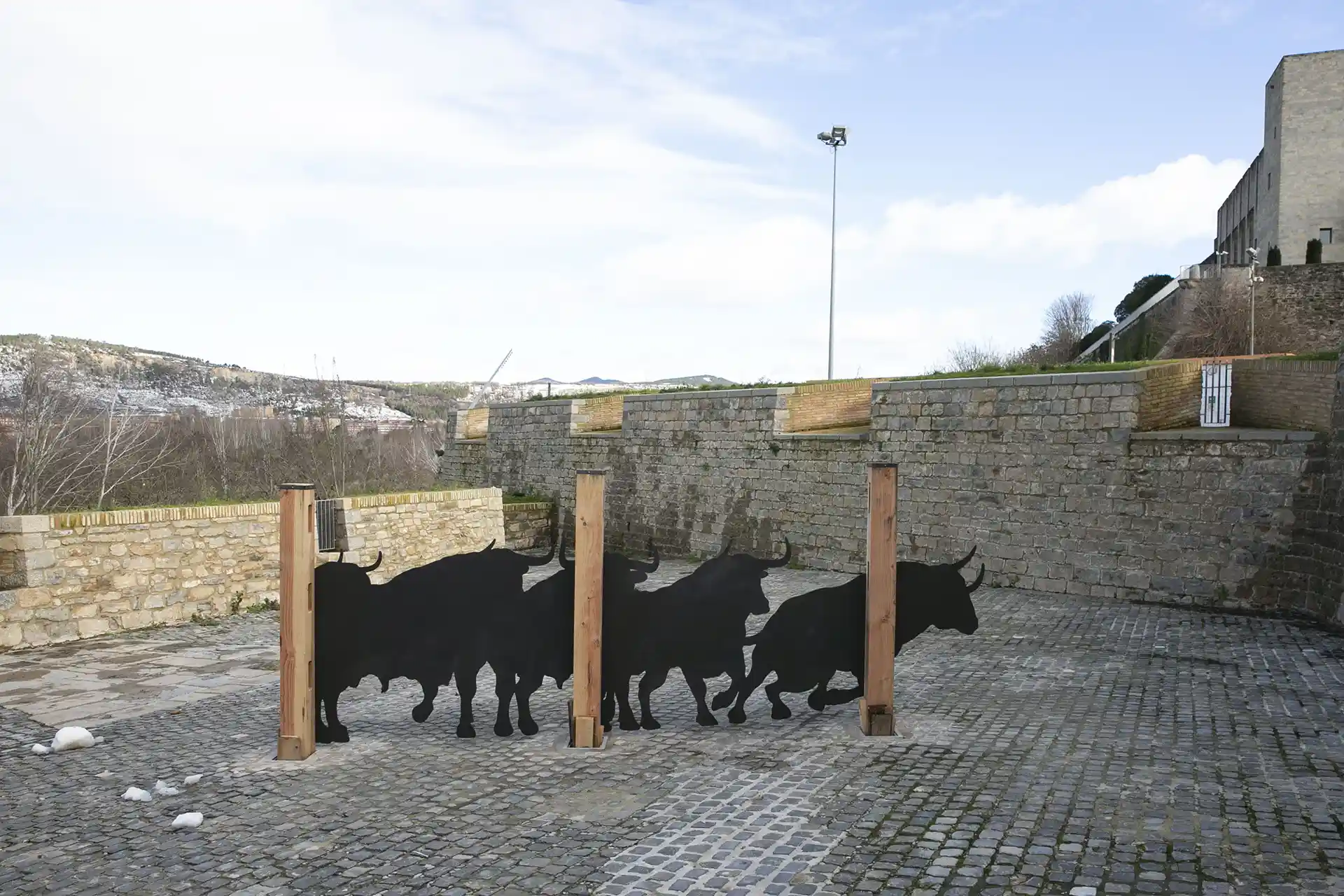 Cinco toros metálicos dormirán 357 noches del año en los corrales de Santo Domingo