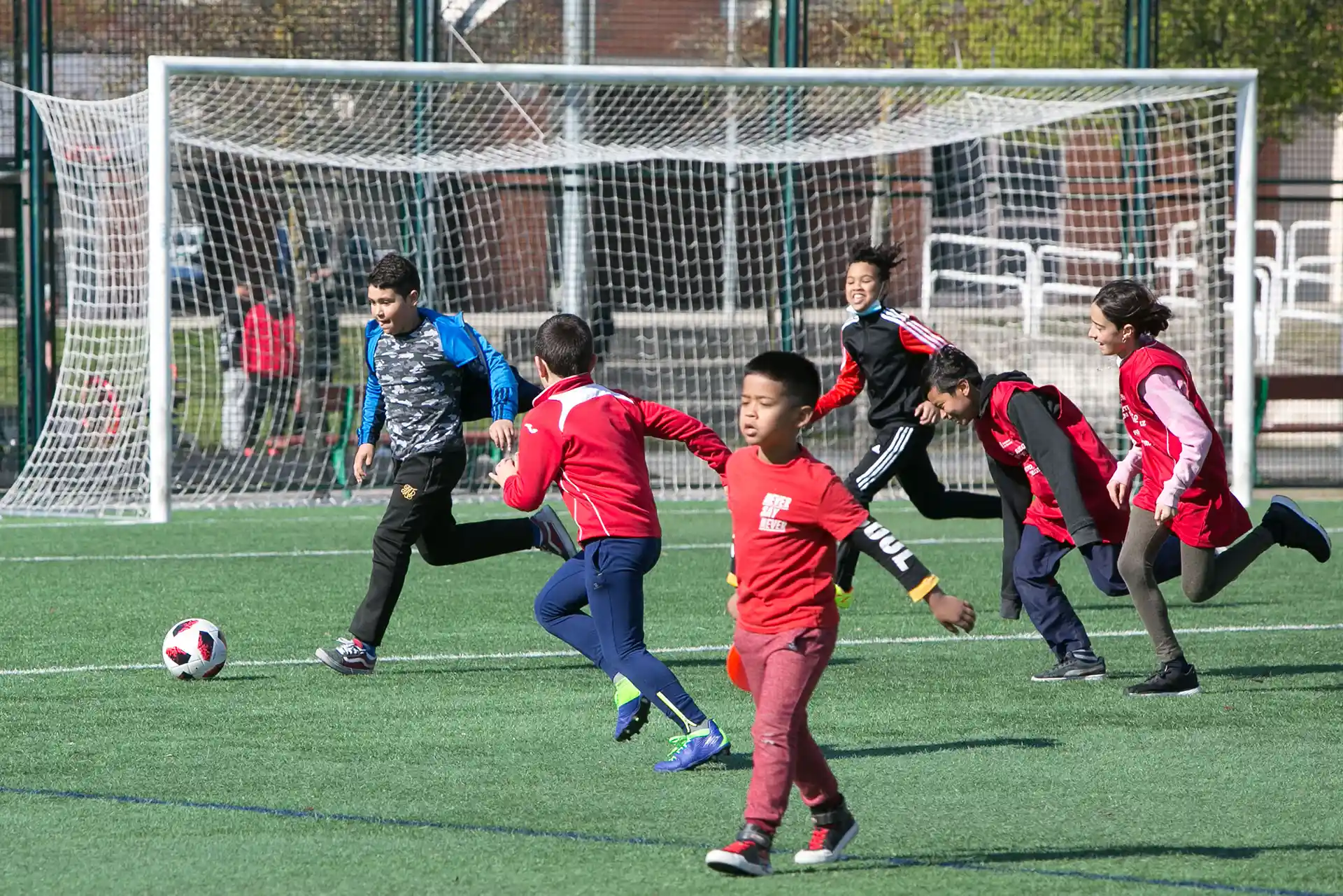 85 niños y niñas participan en los grupos mixtos de fútbol y fútbol sala que la Fundación Osasuna desarrolla cada semana con el programa COworkids