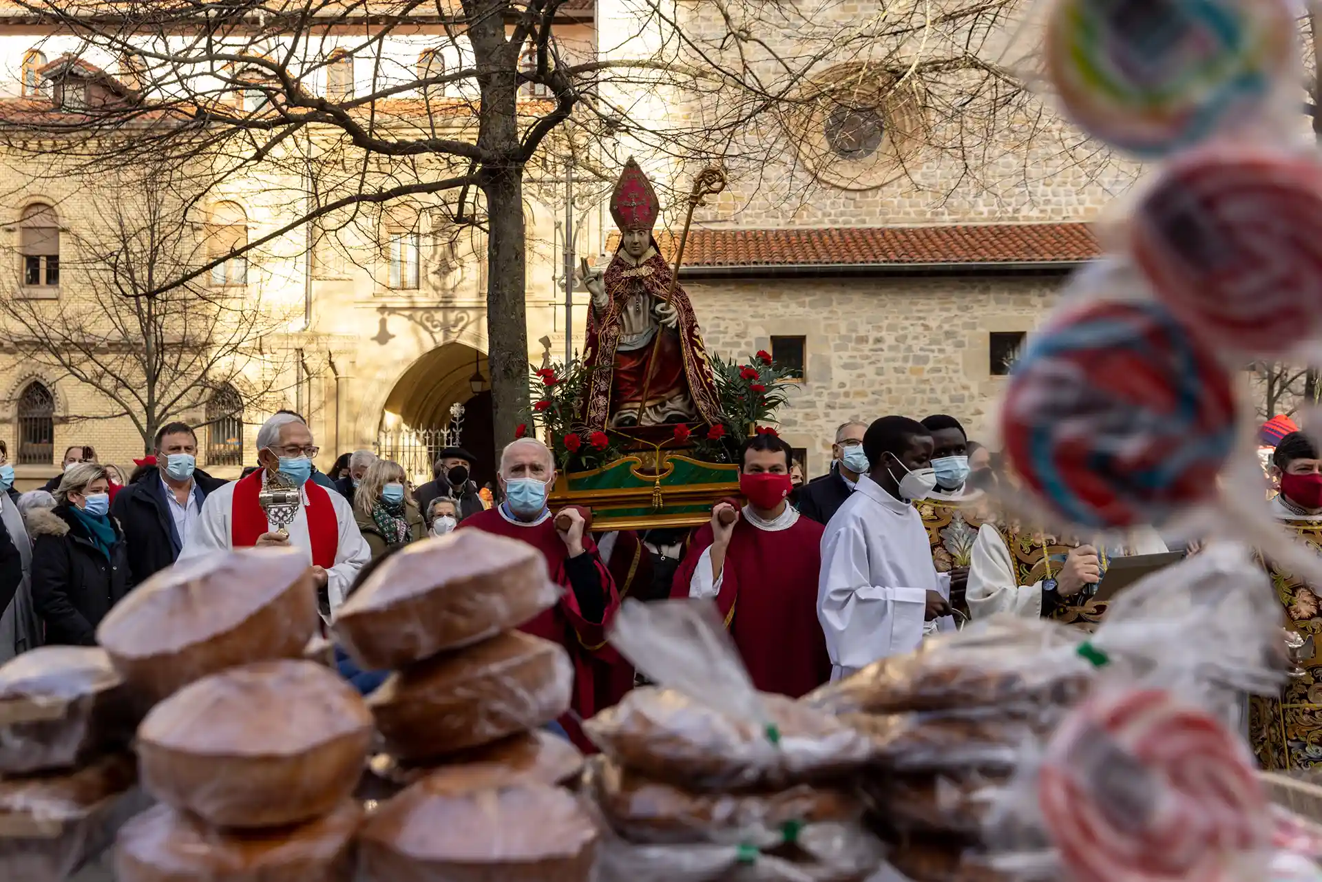 El mercadillo de San Blas vuelve a la plaza de San Nicolás, donde los dantzaris de Duguna recuperan la soka-dantza