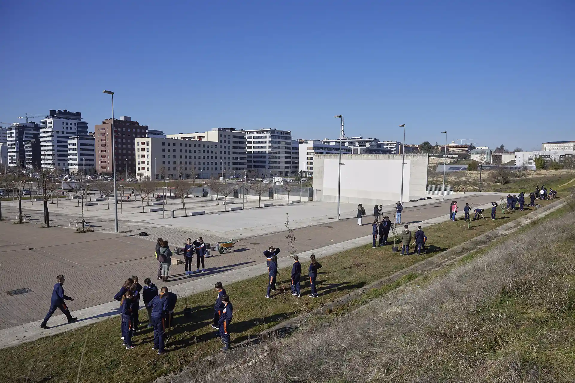 El Ayuntamiento y el Liceo Monjardín colaboran para renaturalizar una parcela municipal en el barrio de Lezkairu