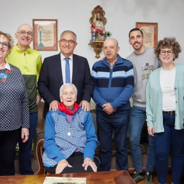 El alcalde Enrique Maya homenajea en su centésimo cumpleaños a Benita Plaza Fernández de las Heras