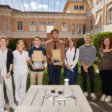 La Casa de Misericordia estrena dispositivos de asistencia para personas mayores fabricados de forma colaborativa y con impresión 3D por alumnado de la UPNA