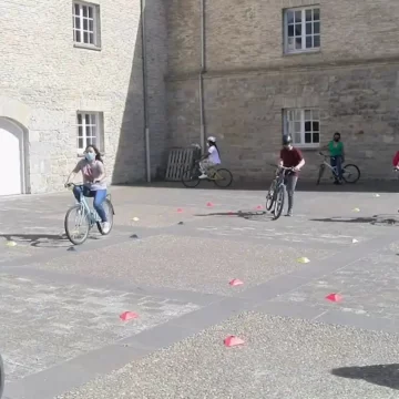 El Ayuntamiento de Pamplona ofrece nueve cursos en el mes de mayo para que las personas adultas aprendan a montar en bicicleta o mejoren sus habilidades