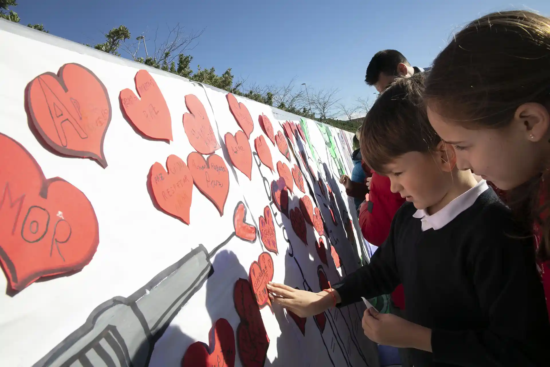 Papel continuo pintado para reparar la memoria de la pioneras dentro de un proyecto de Aprendizaje-Servicio