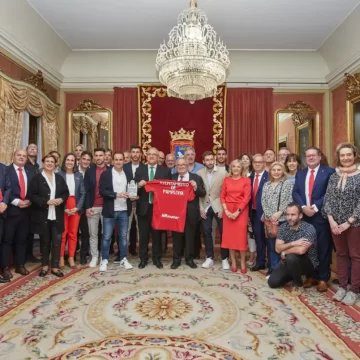 Directiva, cuerpo técnico y capitanes del C.A. Osasuna reciben el reconocimiento del Ayuntamiento de Pamplona y de toda la ciudad como subcampeones de la Copa del Rey  