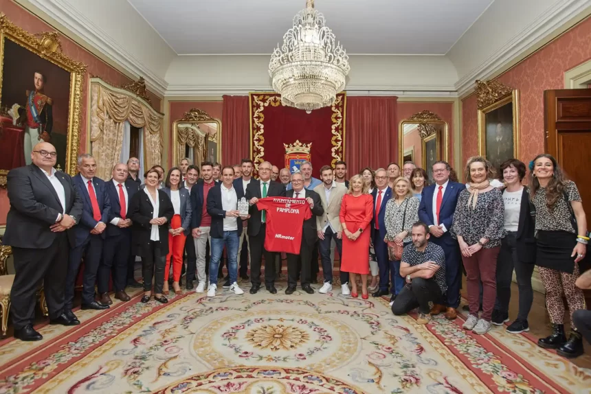 Directiva, cuerpo técnico y capitanes del C.A. Osasuna reciben el reconocimiento del Ayuntamiento de Pamplona y de toda la ciudad como subcampeones de la Copa del Rey  