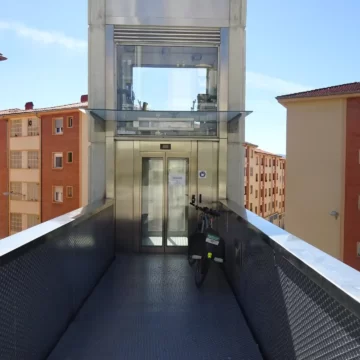 Cerrado al público el ascensor urbano del barrio de Etxabakoitz, junto al Grupo Urdánoz, para realizar obras de sustitución del pavimento de la pasarela