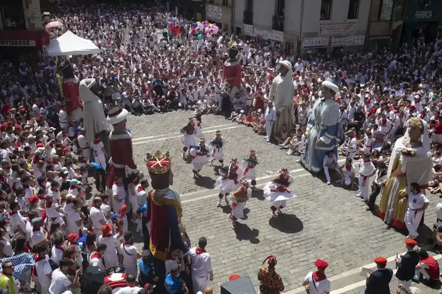 El Ayuntamiento de Pamplona prorroga los contratos de la Comparsa de Gigantes y Cabezudos y del grupo de dantzas Duguna