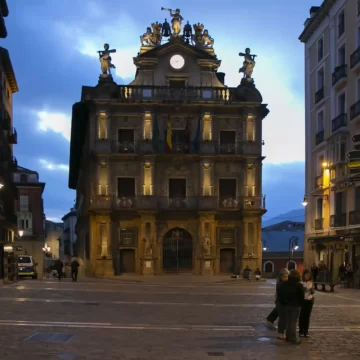 fachada iluminada naranja