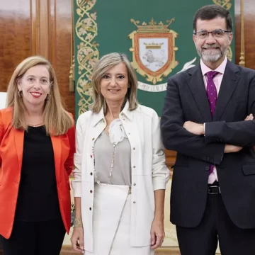 La alcaldesa Cristina Ibarrola recibe a los responsables del programa Niños contra el Cáncer, de la Clínica Universidad de Navarra