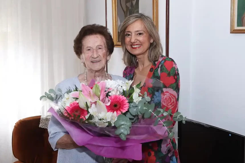 La alcaldesa de Pamplona felicita a Carmen Garbayo Latienda en su propia casa en el día en el que cumple cien años